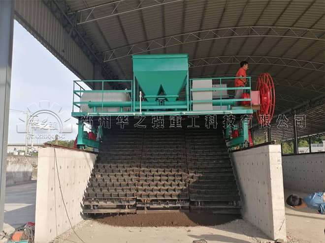 雞糞需要通過鏈板翻堆機發(fā)酵的原因 雞糞需要通過鏈板翻堆機發(fā)酵的原因